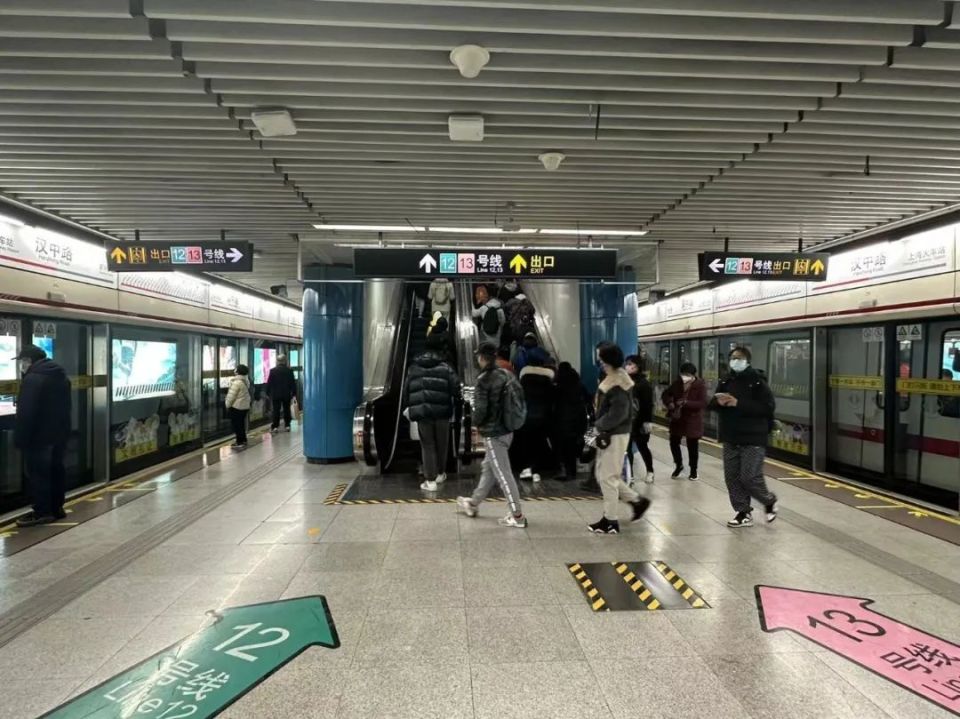上海地铁站男子，平凡中的不平凡
