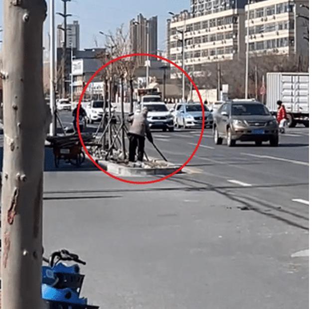 女生旅游遭路人大妈怼脸拍直播，现象、反思与应对