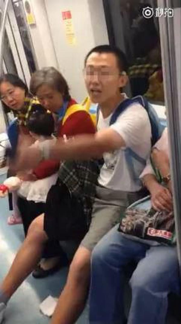 上海地铁男子现象，观察与思考