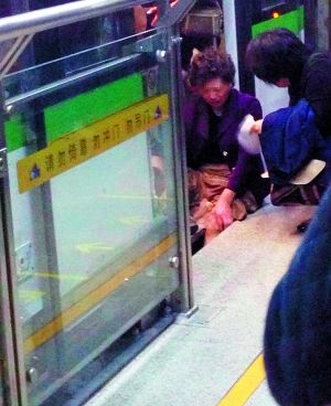 上海地铁一女子，网络热议背后的真实故事