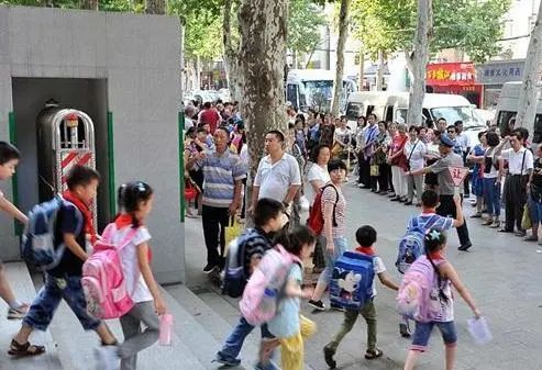 关于不到时间不让小学生进校的校方回应