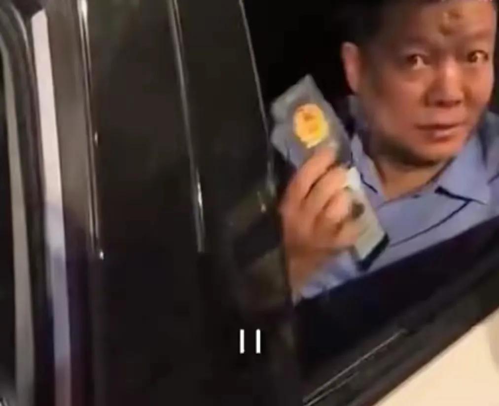 车辆故障抛锚，交警辅警合力推车视频走红网络