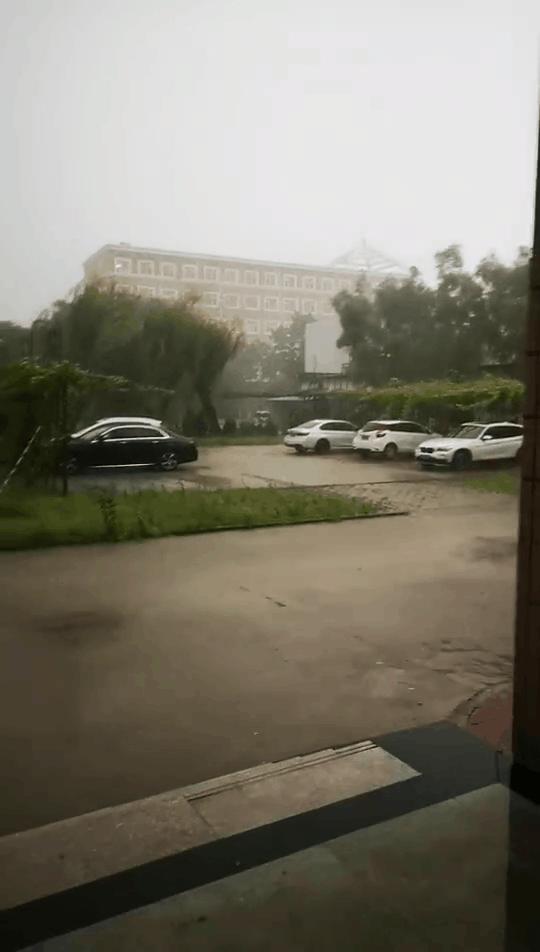 六七级大风穿梭高楼之隙，风势猛增可达骇人十二级