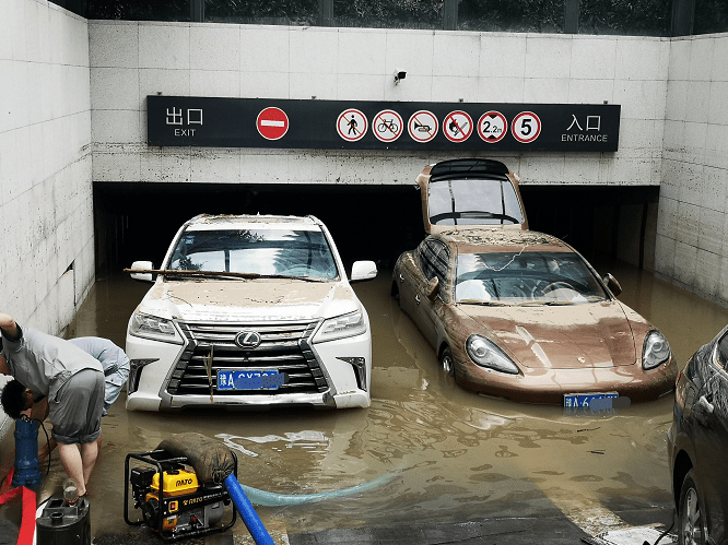武汉大雨后停车场内多车被淹，一场天灾下的现实挑战