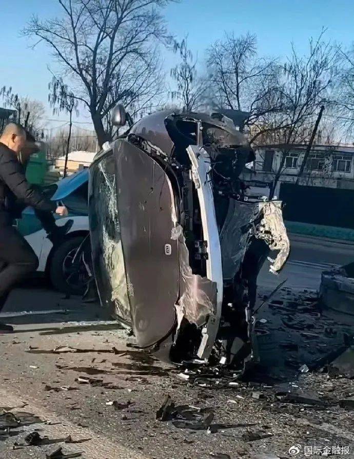 小米SU7撞死两人后焚毁事件揭秘，警方通报全面解读
