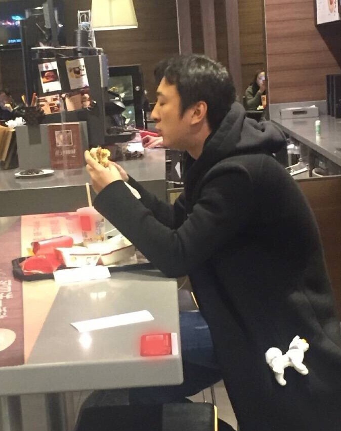 王思聪高档餐厅就餐新闻