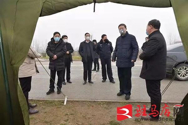 硬核守护家园，男子用挖掘机按住房顶抵御大风侵袭