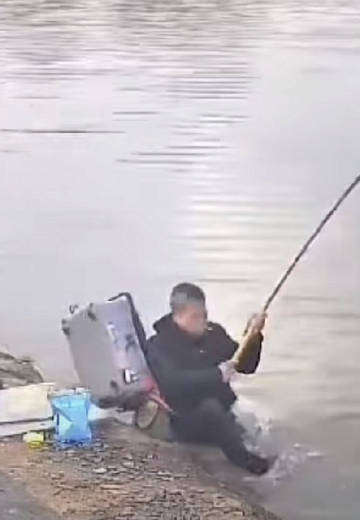 雨中垂钓的遗憾，男子钓获大鱼却意外失之交臂