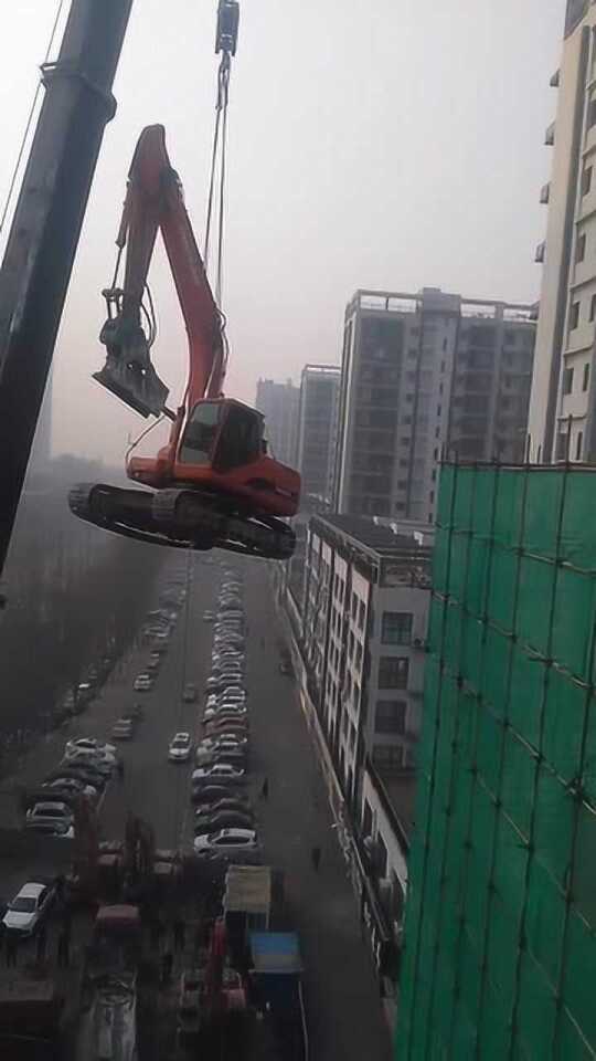 挖掘机助力防风措施，房顶改造新篇章