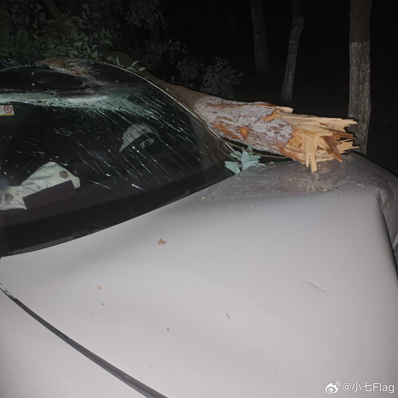 无锡大风吹落金属管砸穿小米SU7车顶事件深度解析