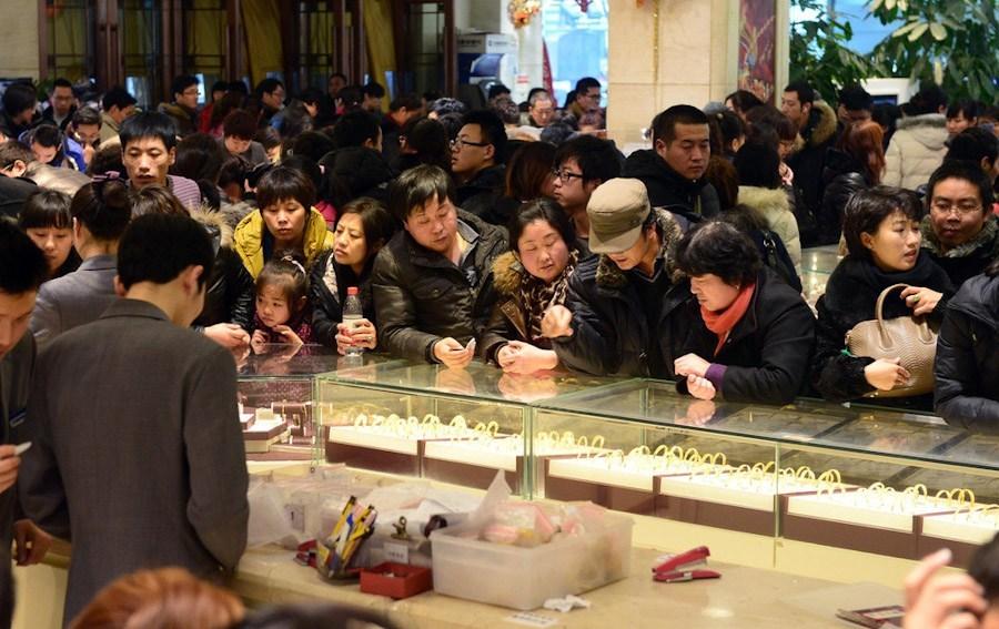 金价冲破1700美元，市场趋势与影响分析
