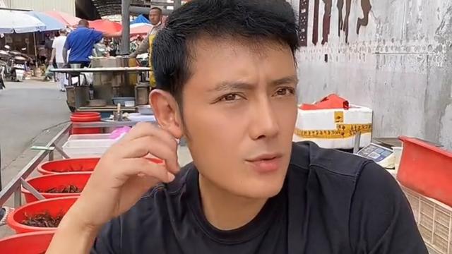 男演员退圈回村摆摊，星光之后的平凡生活