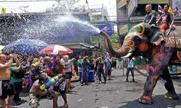 泼水节狂欢中的意外惊喜，外国友人被泼到当场洗头