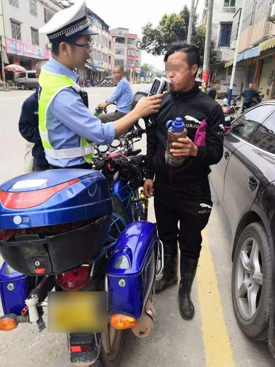 带白酒被拦当场喝完，一场关于酒与生活的思考