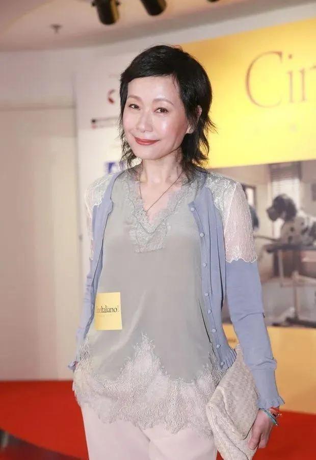 叶童被粉丝拽下车事件，深度解读与反思