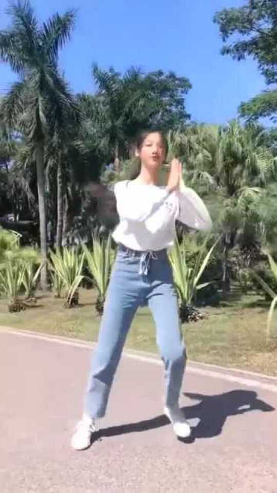 零零后女孩跳舞，青春舞动的魅力