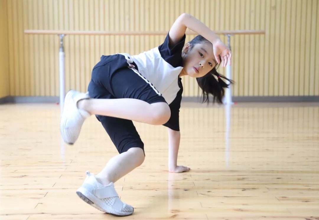 闪耀舞台的00后女孩舞蹈之旅