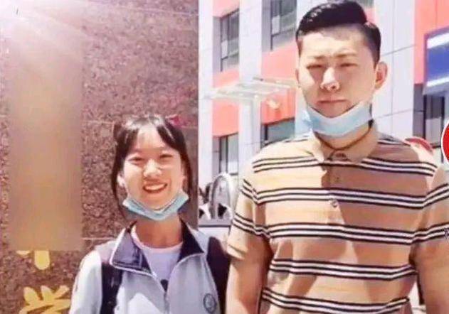 冻龄父亲接女儿放学，爱的守护与陪伴
