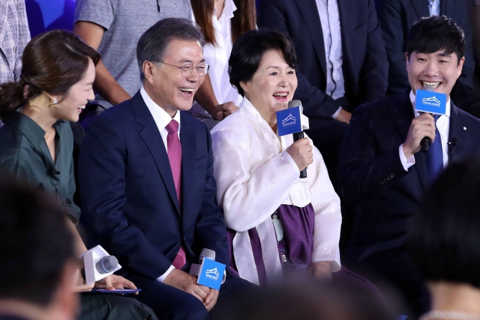 探寻文在寅背后的女人，妻子照片背后的故事