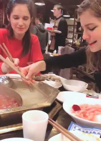 高颜值外国小姐姐在洛阳路边吃火锅的独特体验