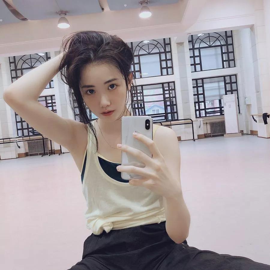 闪耀舞台，00后美女舞蹈的魅力