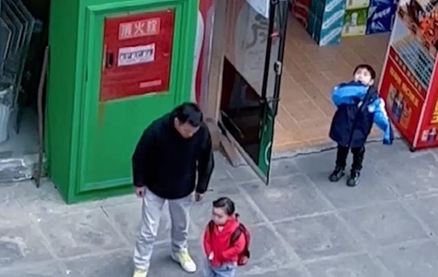 暖心瞬间，74岁父亲接5岁女儿的放学之路
