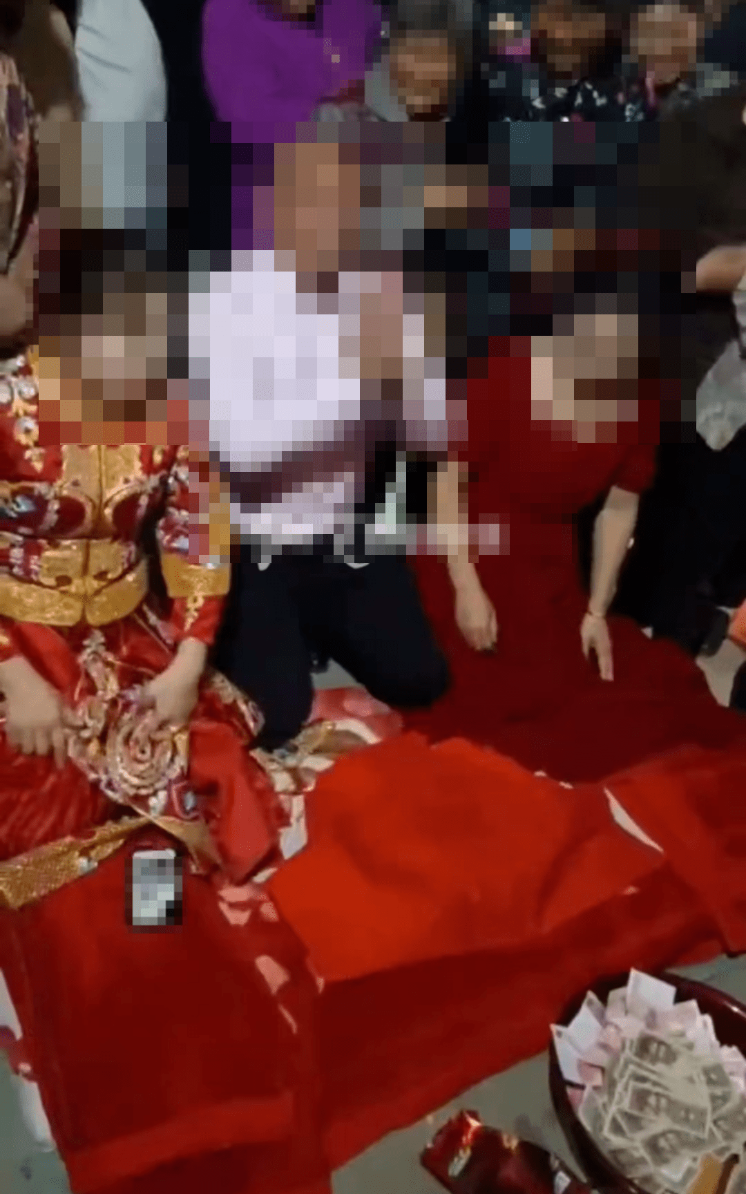 当地妇联回应1男2女办婚礼，系炒作