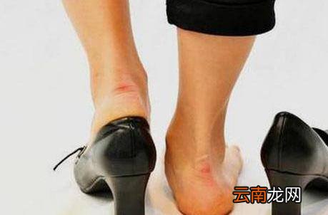 女生鞋磨脚后跟怎么办？知乎上的实用建议