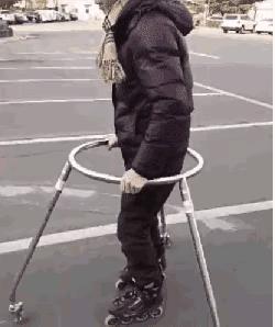 男子转呼啦圈差点把自己转摔倒，惊现搞笑瞬间！