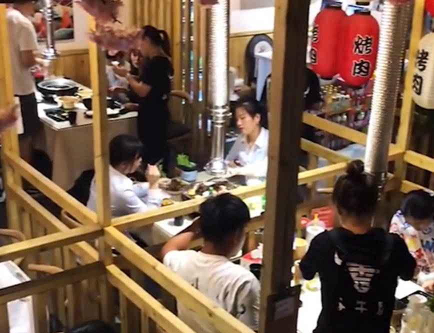 顾客吃烧烤，为结账坐到了天亮