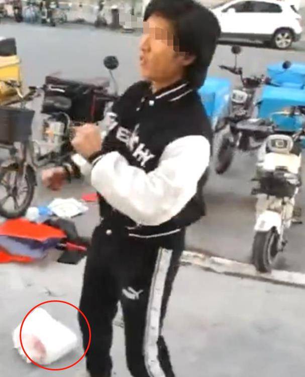 外卖小哥碰到女友与男子逛街后崩溃