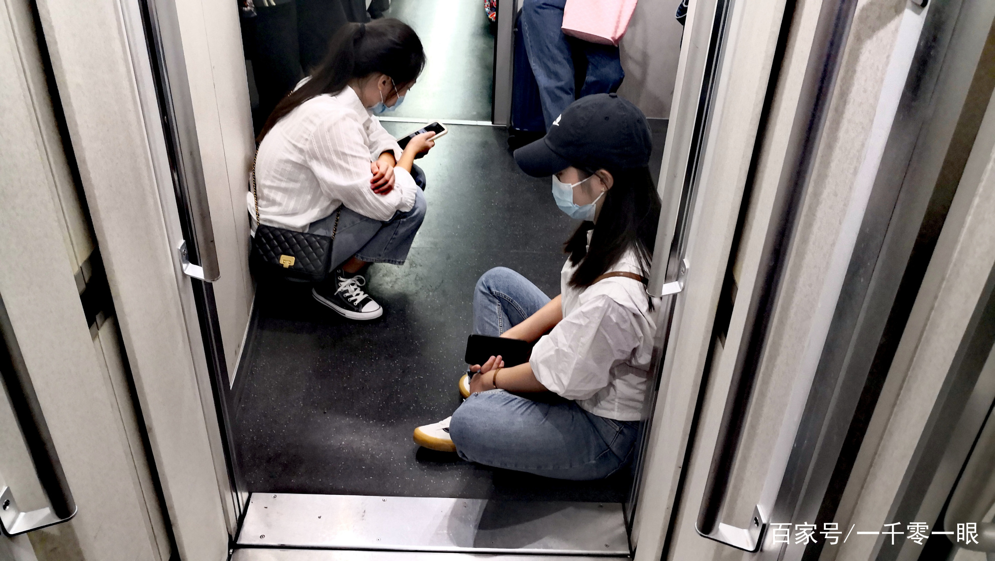 女子屈膝坐在高铁，背后的故事与思考