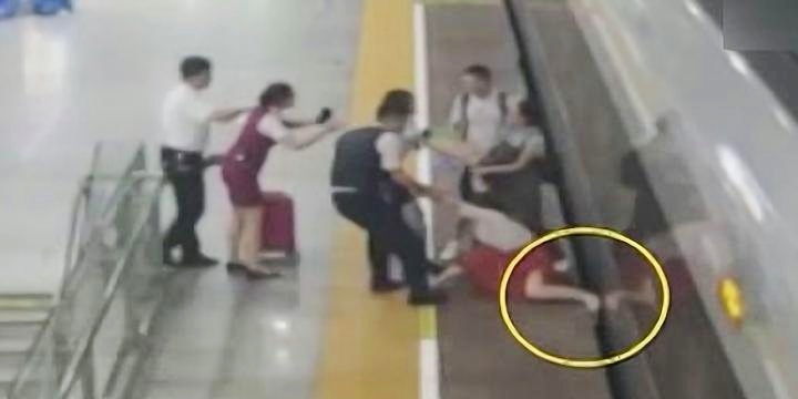 官方通报女子伸腿阻止高铁关门，事件背后的反思与启示