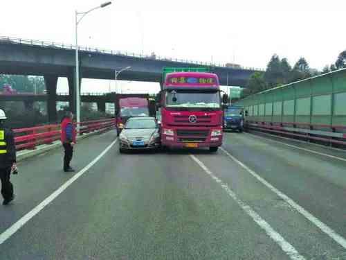 货车变道刮蹭小车，司机竟浑然不知驶离现场