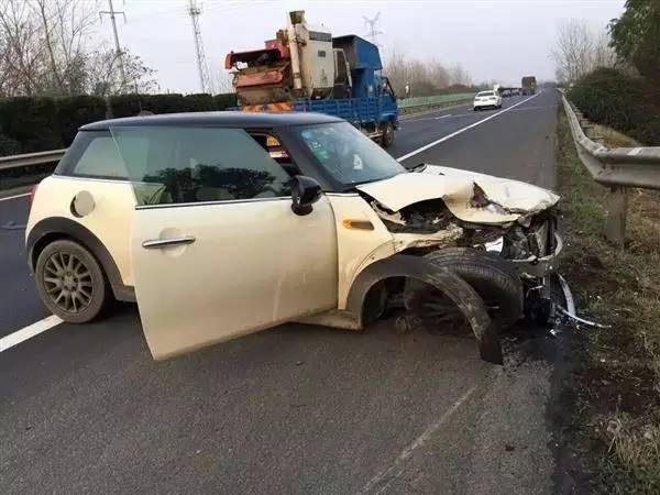 前方货车变道，后方车辆突然加速撞上怎么办？一篇文章带你了解应对策略