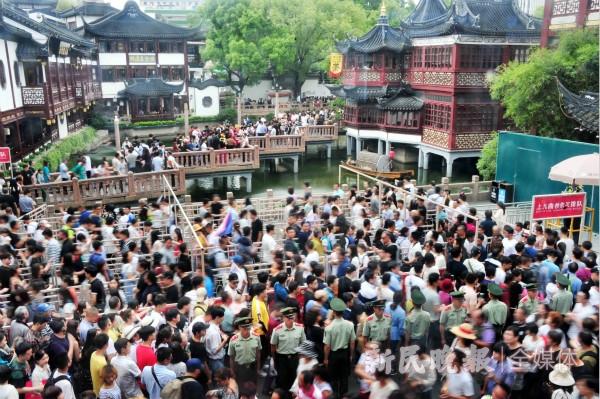 上海现武警环岛人墙，守护与担当的象征