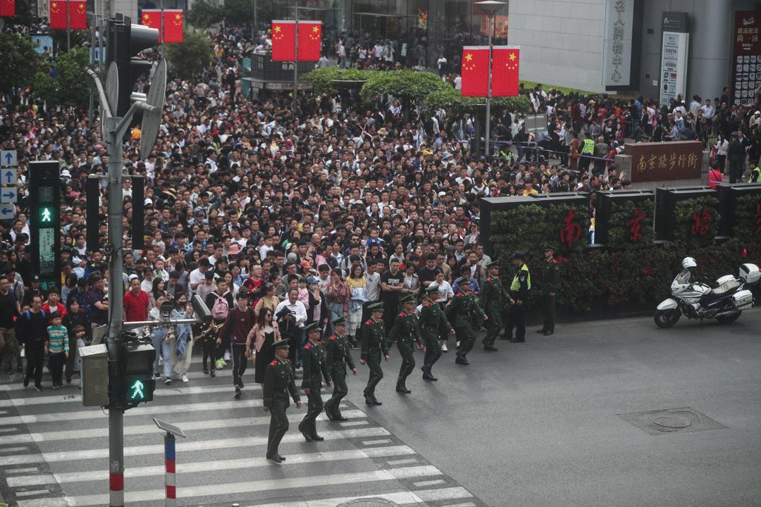上海现武警环岛人墙，守护与担当的象征