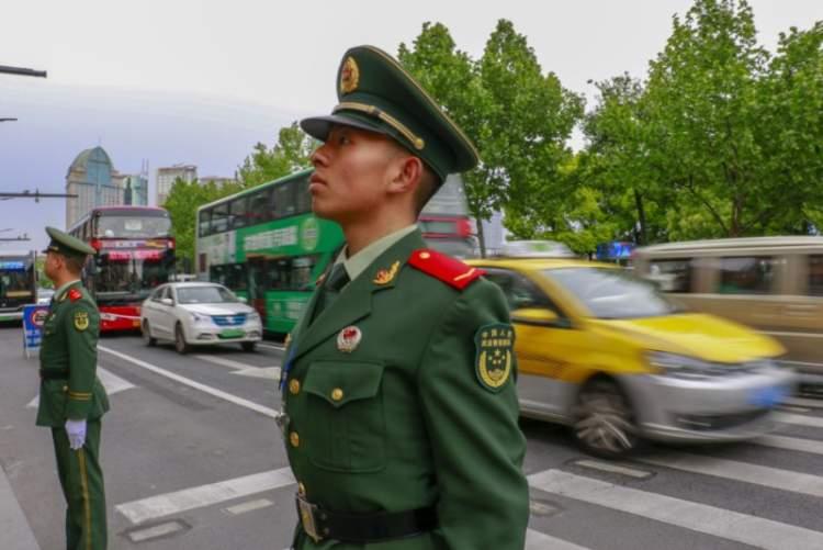 上海现武警环岛人墙，守护与担当的象征