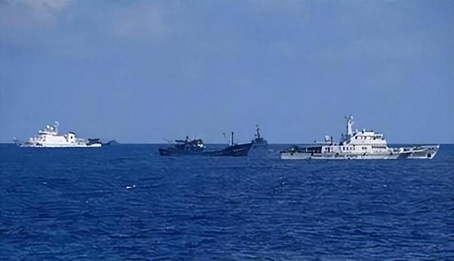 菲护卫艇擅闯黄岩岛，解放军警告驱离