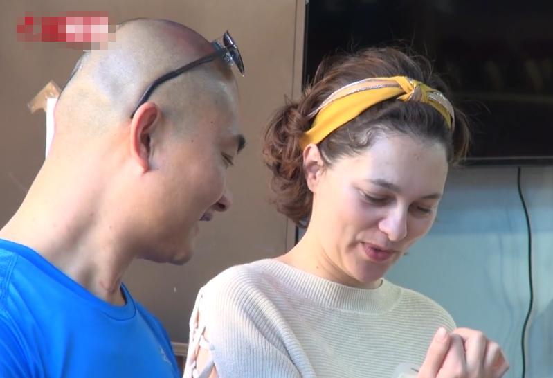 网红洋媳妇离世，丈夫深情向岳父母下跪——跨越文化的情感碰撞