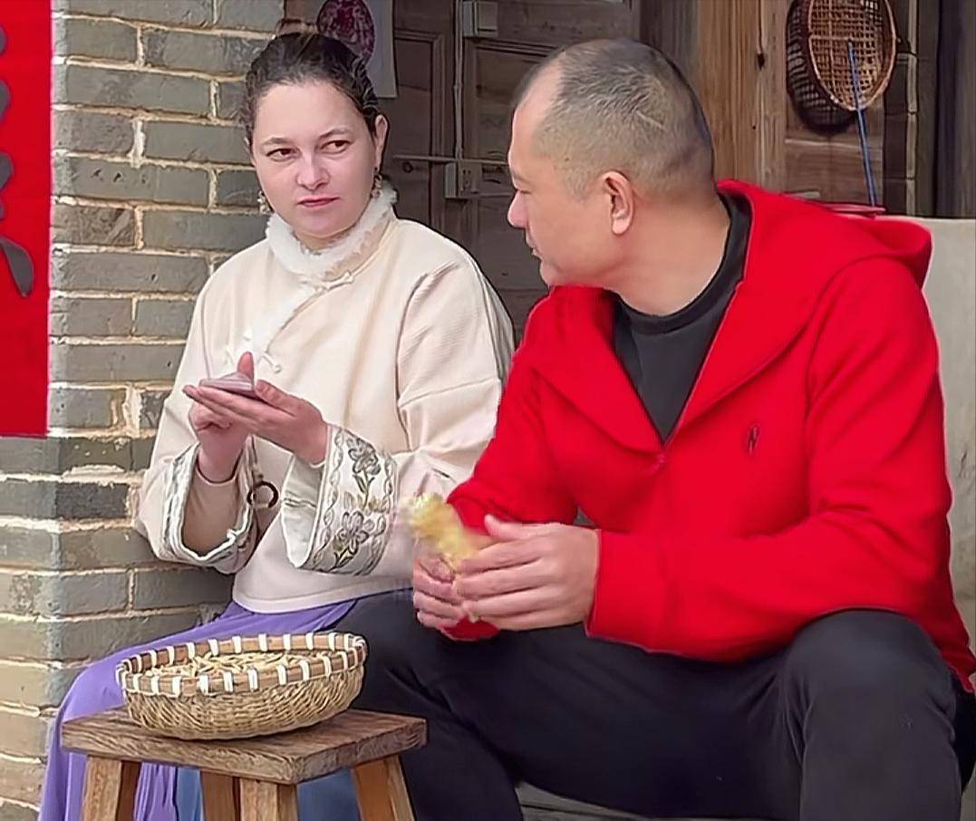 网红洋媳妇离世，丈夫深情向岳父母下跪——跨越文化的情感碰撞