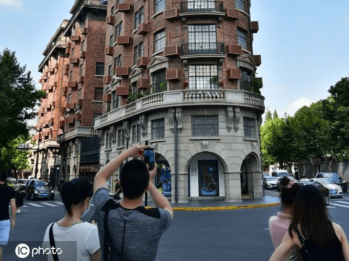 上海部分旧改老建筑遭博主擅闯打卡——城市记忆与尊重的探讨