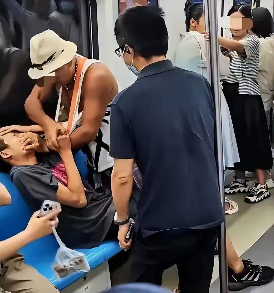 地铁遭遇辱骂事件，衣服脏乘客家属发声背后的故事