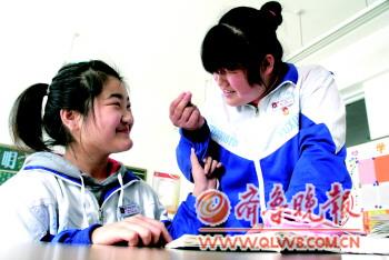 聋哑学校女孩，无声世界的坚强与希望