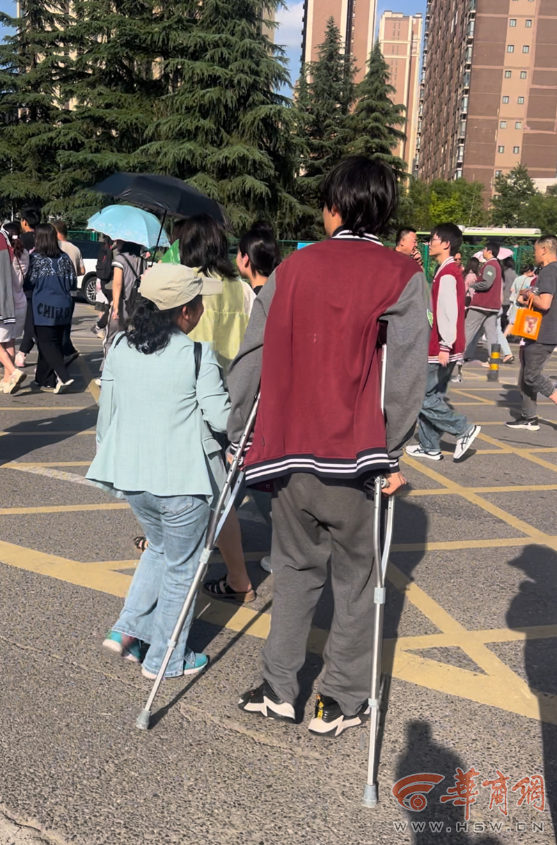 男生一瘸一拐出考场，家长飞奔搀扶——爱与关心的力量