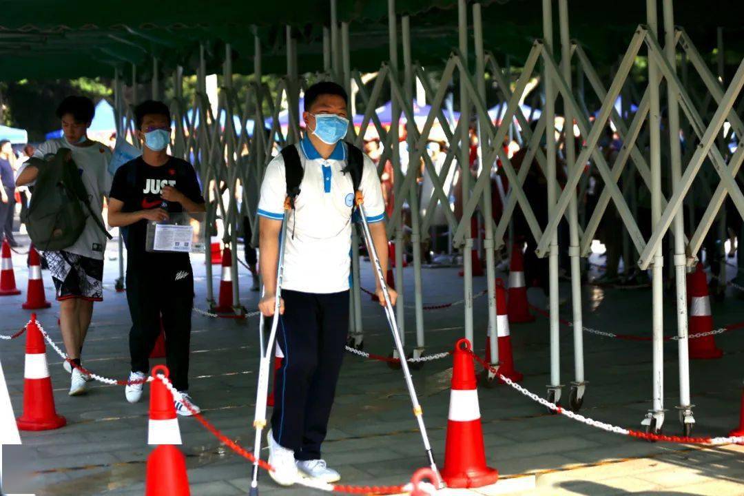 男生一瘸一拐出考场，家长飞奔搀扶——爱与关心的力量
