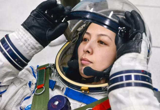 星辰大海的旋律，航天员在歌唱祖国中出征