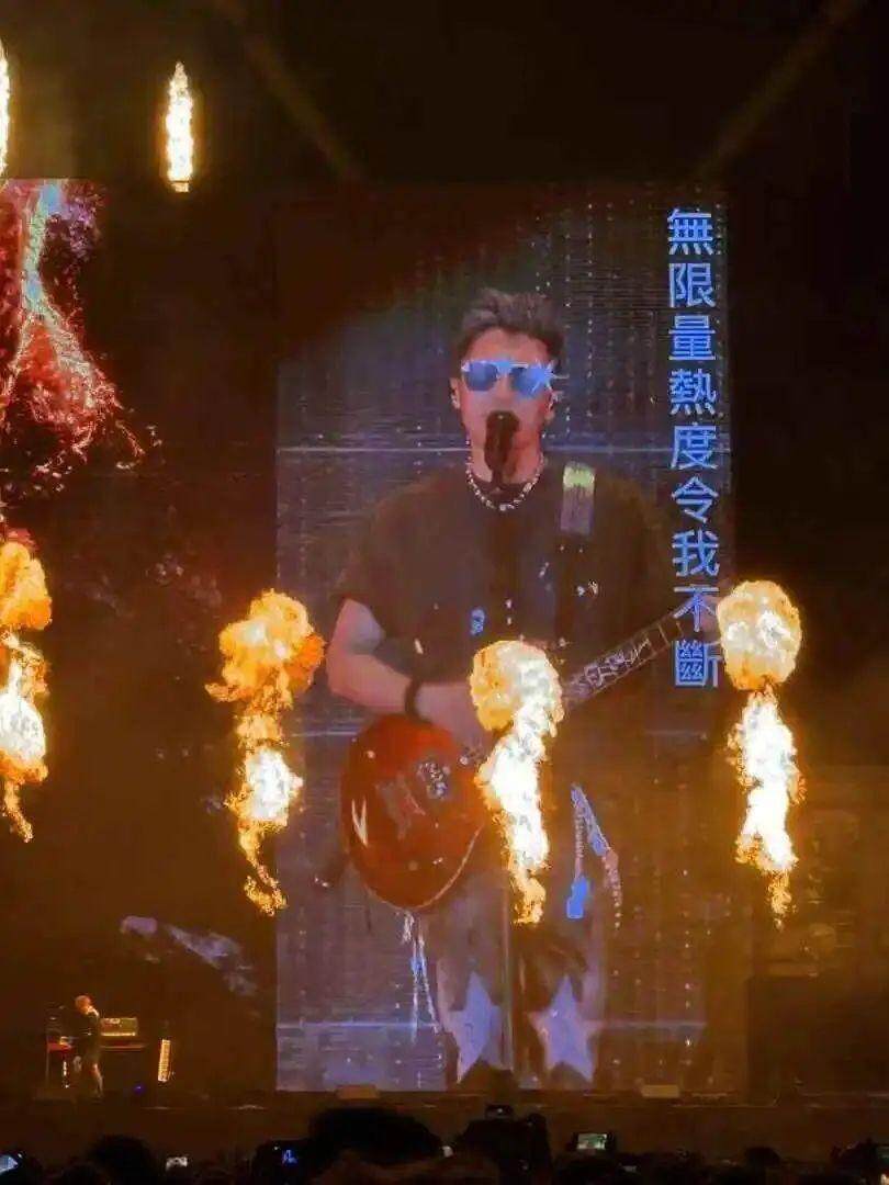 谢霆锋演唱会含泪唱响，与王菲定情曲背后的深情一样吗？