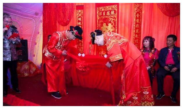 印度婚礼惊魂，男子迎娶新娘竟遭调包成岳母