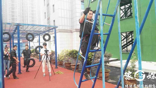 特警队食堂阿姨的爬绳挑战，力量与勇气的展现